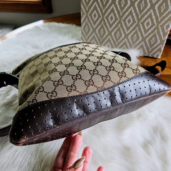 Gucci vintage perforated crossbody bag - Picture 2 of 15